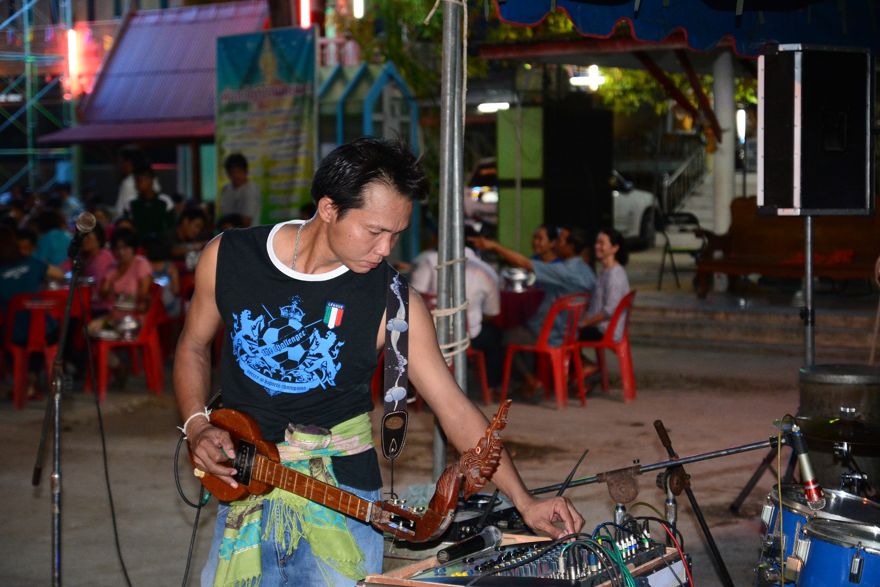 นักดนตรีเล่นพิณ วงแคนประยุกต์บ้านดอนคา
