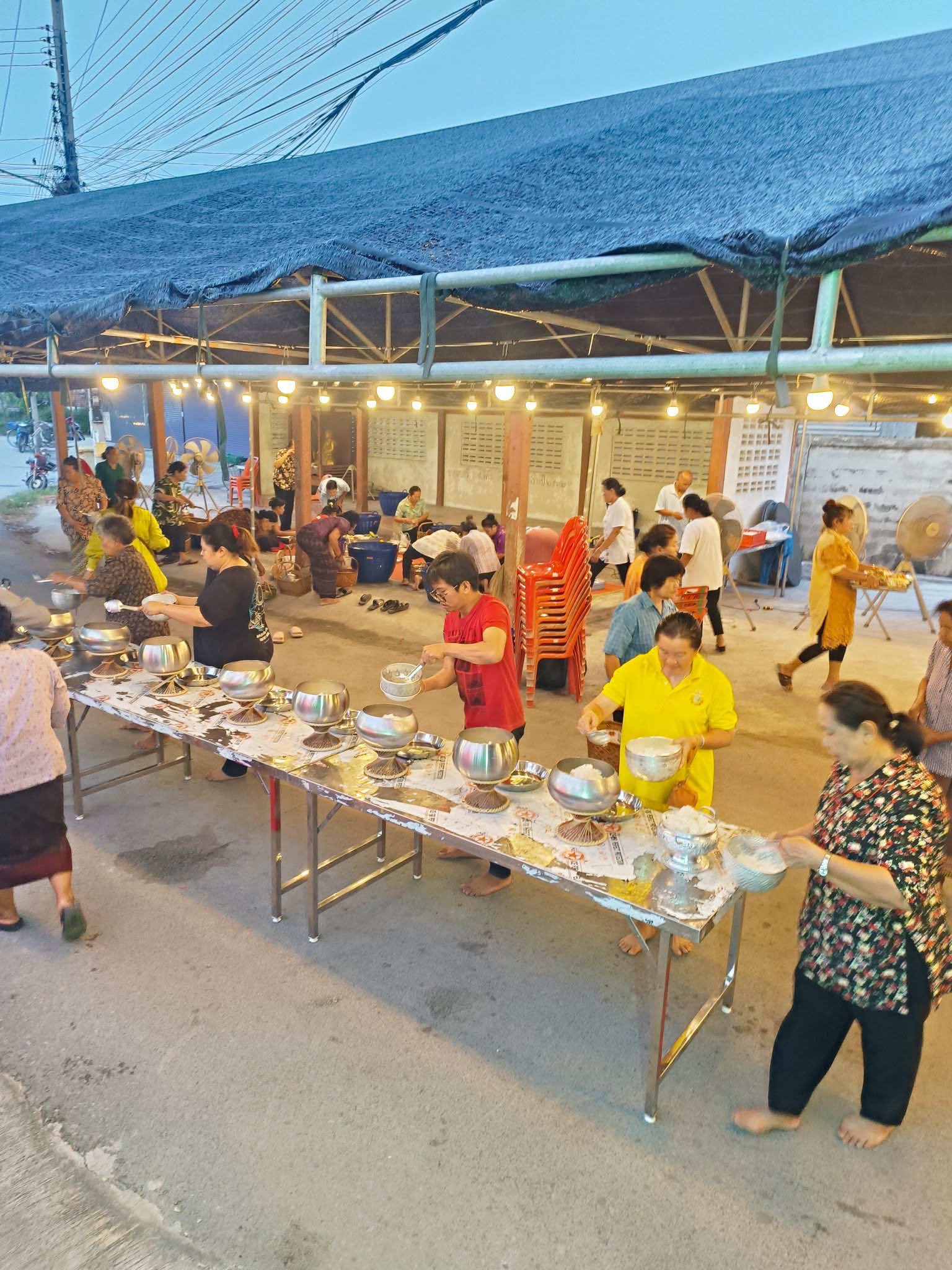 ชาวบ้านร่วมตักบาตรงานบุญกลางคืน บ้านดอนคา